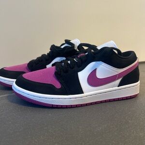 Air Jordan 1 Low Sneakers in Black Cactus. Size Women's 8.5